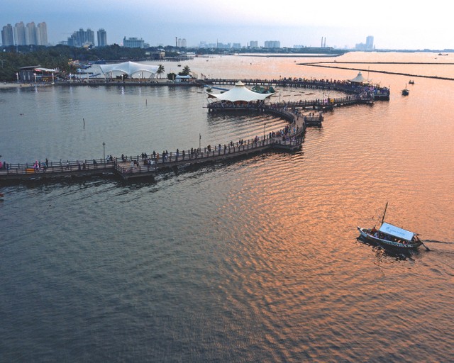Pantai Ancol. (Foto: Taman Impian Jaya Ancol)