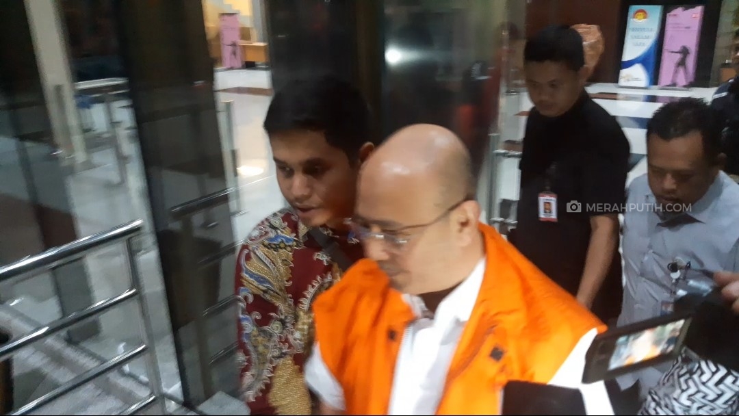 Wali Kota Medan nonaktif Tengku Dzulmi Eldin dengan rompi oranye
