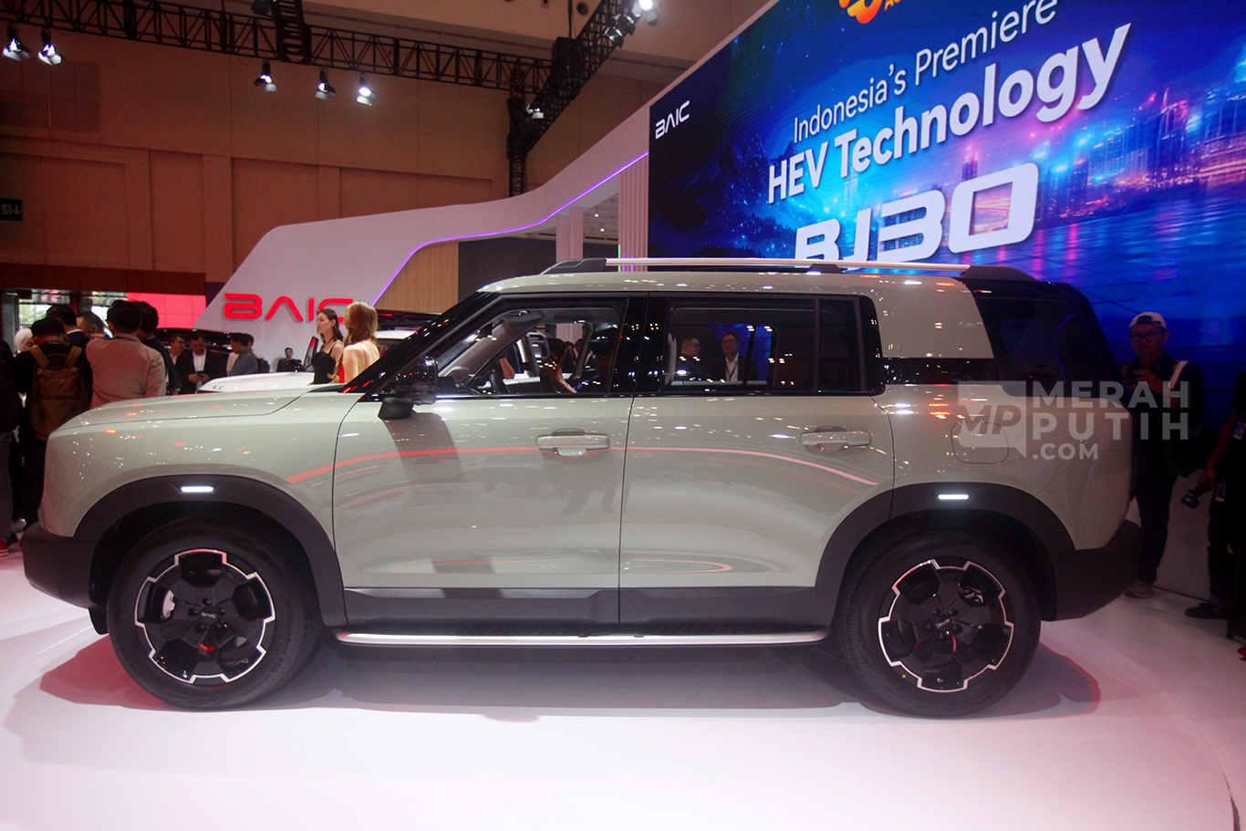 Mobil SUV BAIC BJ30 Hybrid dalam ajang Gaikindo Indonesia International Auto Show (GIIAS) 2025 di ICE BSD, Tangerang, banten, Rabu (23/7/2025).