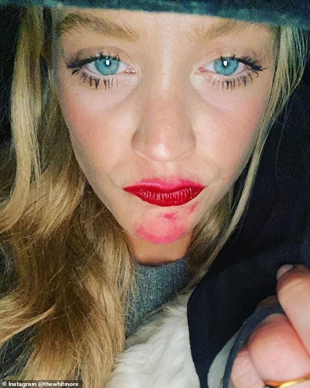 Presenter Laura Whitmore ungkap riasan bibirnya yang meleber karena masker. (Foto Instagram/thewhitmore)