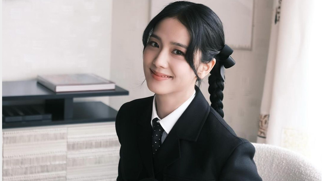 Jisoo dan Rosé Blackpink Tampil Memukau di Paris Fashion Week 2024