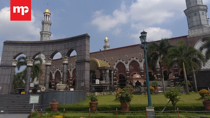 Menikmati Takjil Gratis di Masjid Kubah Emas