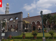 Menikmati Takjil Gratis di Masjid Kubah Emas