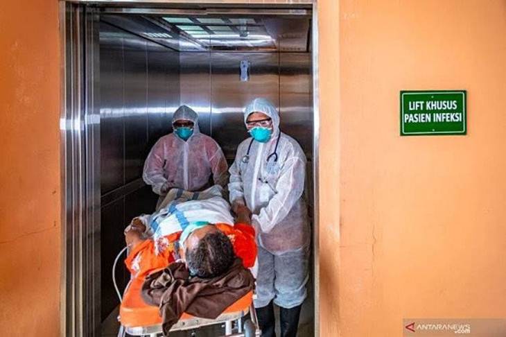 Ilustrasi petugas medis membawa pasien terindikasi COVID-19 (Foto ANTARA)