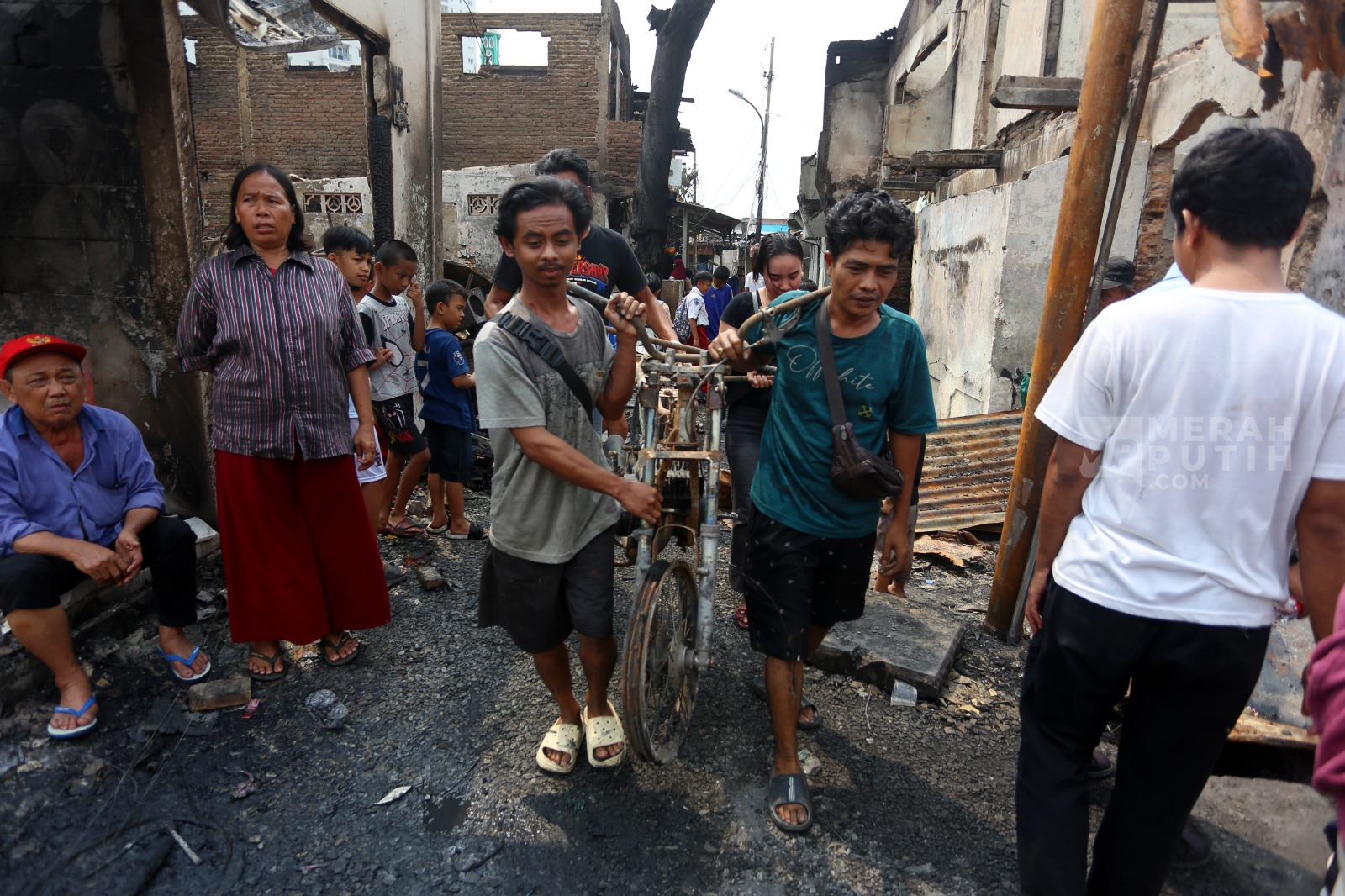 Warga Mengais Sisa Barang Pascakebakaran Pasar Jiung Kemayoran Jakarta