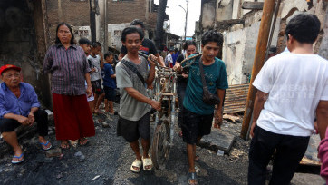 Warga Mengais Sisa Barang Pascakebakaran Pasar Jiung Kemayoran Jakarta