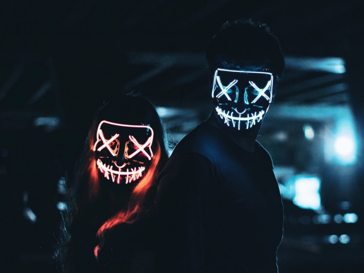 Pesta Halloween termasuk pada moderate risk jika menerapkan social distancing.  (Foto Unsplash/ @notquitemax) 