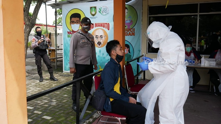  Pengunjung TSTJ dilakukan rapid test antigen. (MP/Ismail)