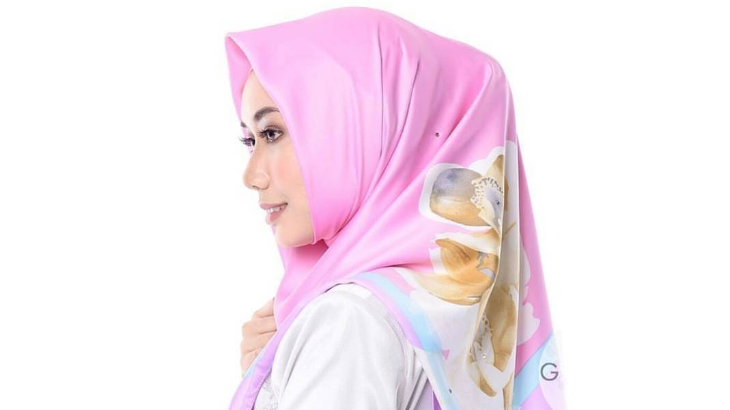 Tren Hijab Lebaran: Scarf Segi Empat Bermotif