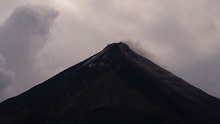 Jarak Luncur Guguran Lava Gunung Karangetang Capai 1.500 Meter