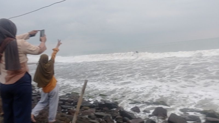 Gunung Anak Krakatau Siaga, Masyarakat Pesisir Beraktivitas Normal