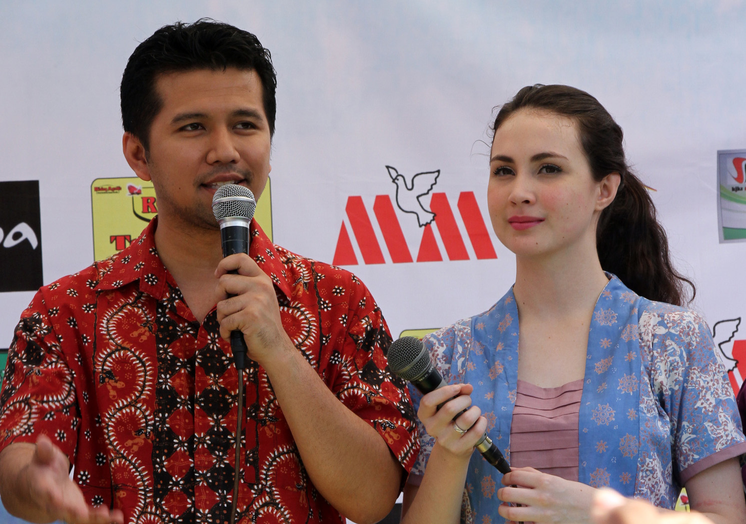 Emil Dardak dan Arumi Bachsin