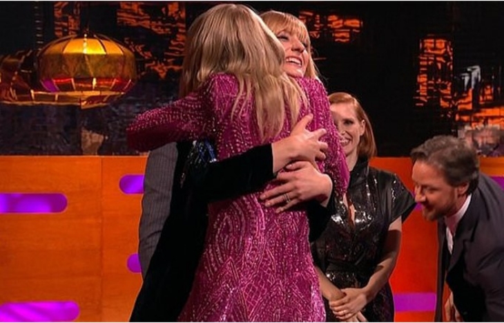 Taylor Swift dan Sophie Turner terlihat berpelukan dengan hangat. (Foto: The Graham Norton Show)