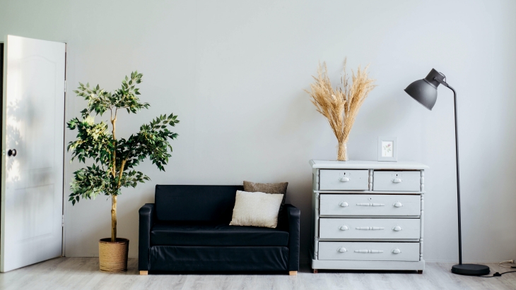 Terus membersihkan dan merapikan rumah. (Foto: Unsplash/Alexandra Gorn)