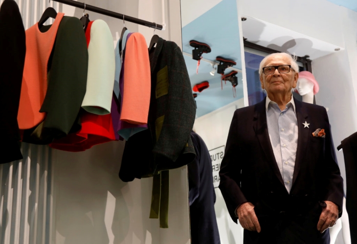 Cardin dalam museum busananya di Paris. (Foto: pbs.org)