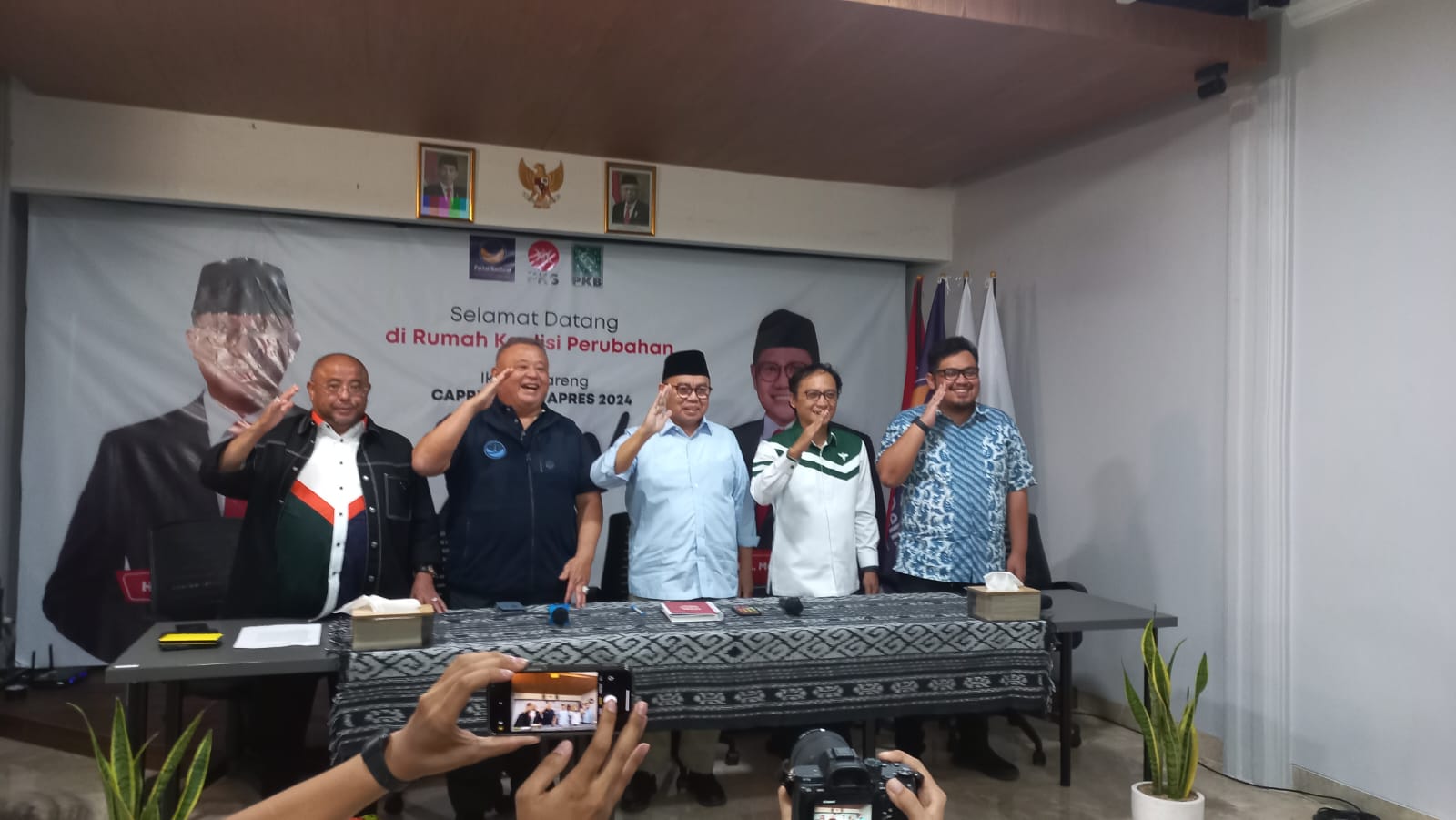 Anies - Cak Imin Bawa Bingkai Bhinneka Tunggal Ika Saat Daftar ke KPU