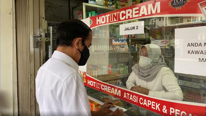 Presiden Jokowi sidak ke sebuah Apotek di Bogor. Instagram/Jokowi