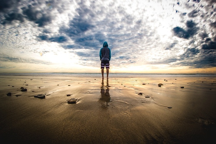  Kamu bisa memakai celana garis-garis sebagai outfit warna saat liburan. (Foto: Pixabay/StockSnap)