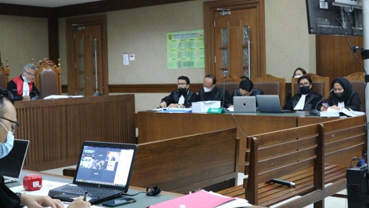 Suasana sidang saat mantan Menteri Sosial Juliari P Batubara memberikan kesaksian melalui "video conference" di pengadilan Tindak Pidana Korupsi (Tipikor) Jakarta, Senin (22/3). (Desca Lidya Natalia)