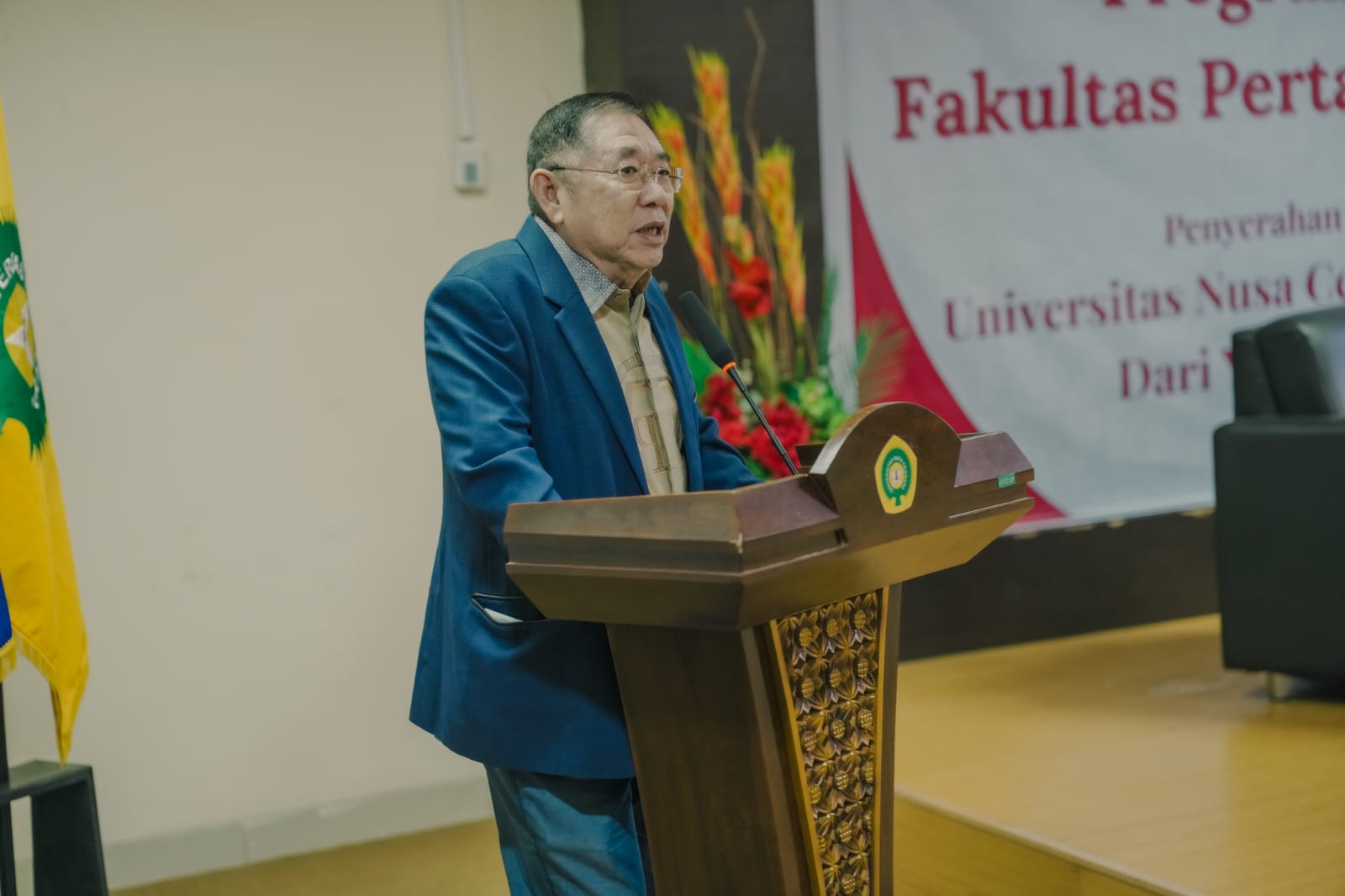 Founder JHL Foundation memberikan kuliah umum di depan ratusan mahasiswa Universitas Nusa Cendana dan Universitas Nusa Nipa, di Kampus Universitas Nusa Cendana, Kupang, NTT, Rabu (2/7).