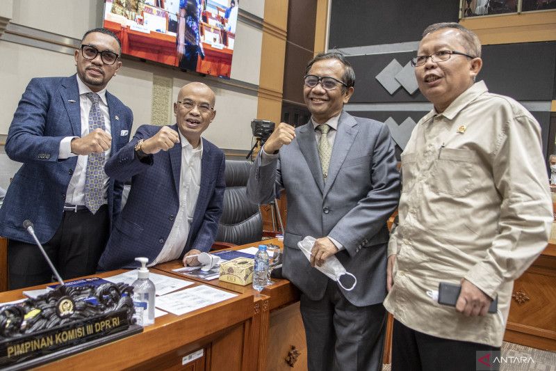 Ketua Komisi Kepolisian Nasional (Kompolnas) Mahfud MD (kedua kanan) berfoto bersama dengan Pimpinan Rapat Dengar Pendapat (RDP) Ahmad Sahroni (kiri), Wakil Ketua Komisi III DPR Desmond Junaidi Mahesa (kedua kiri) dan Anggota Komisi III Arsul Sani (kanan) saat akan mengikuti Rapat Dengar Pendapat (RDP) dengan Komisi III DPR di Kompleks Parlemen, Senayan, Jakarta, Senin (22/8/2022). RDP tersebut akan membahas mengenai kasus penembakan Brigadir J yang melibatkan mantan Kadiv Propam Polri Irjen Ferdy Sambo. ANTARA FOTO/Muhammad Adimaja/foc.
