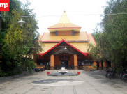 Patung Dewi Kwan Im Setinggi 20 Meter di Klenteng Sanggar Agung 