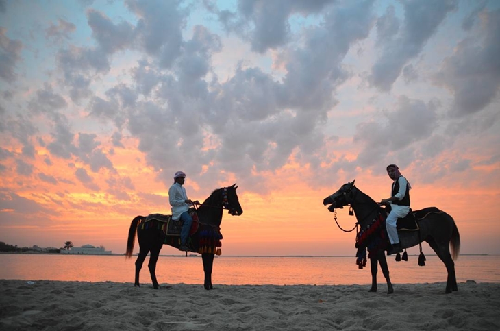 Wisata berkuda di Pantai Karbabad. (Foto: instagram.com/leannesphotographs)
