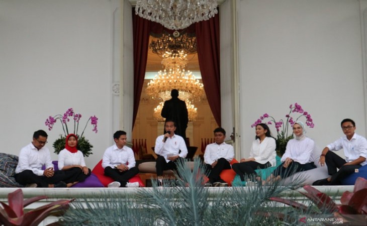 Presiden Jokowi memperkenalkan para staf khusus presiden dari kalangan milenial