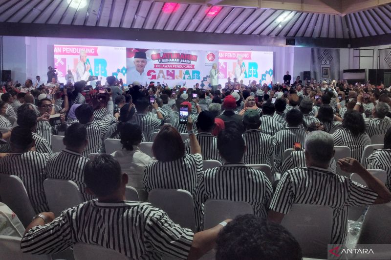 Makna Kemeja Hitam Putih yang Diperkenalkan Ganjar Pranowo