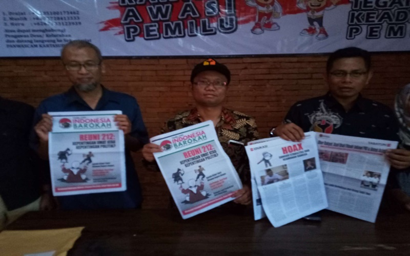 Tabloid Indonesia Barokah diserahkan kepada bawaslu Sukoharjo