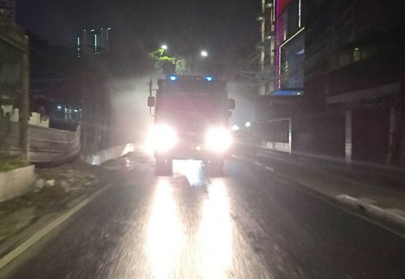 Pedagang Bandel yang Layani Pelanggan Makan di Tempat saat PSBB Disemprot Disinfektan