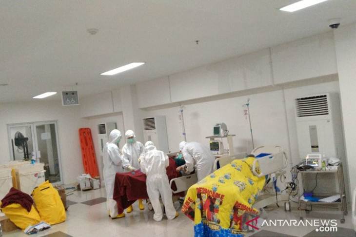 Tim dokter memeriksa awal pasien terkait wabah corona atau COVID-19 di ruang IGD Rumah Sakit Darurat Wisma Atlet, Jakarta, Sabtu (28/3/2020). (ANTARA/HO/Tim Kesehatan Kogasgabdap Wisma Atlet)
