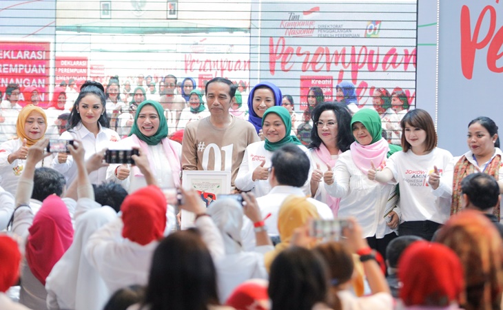 Presiden Jokowi bersama para caleg Perempuan Keren