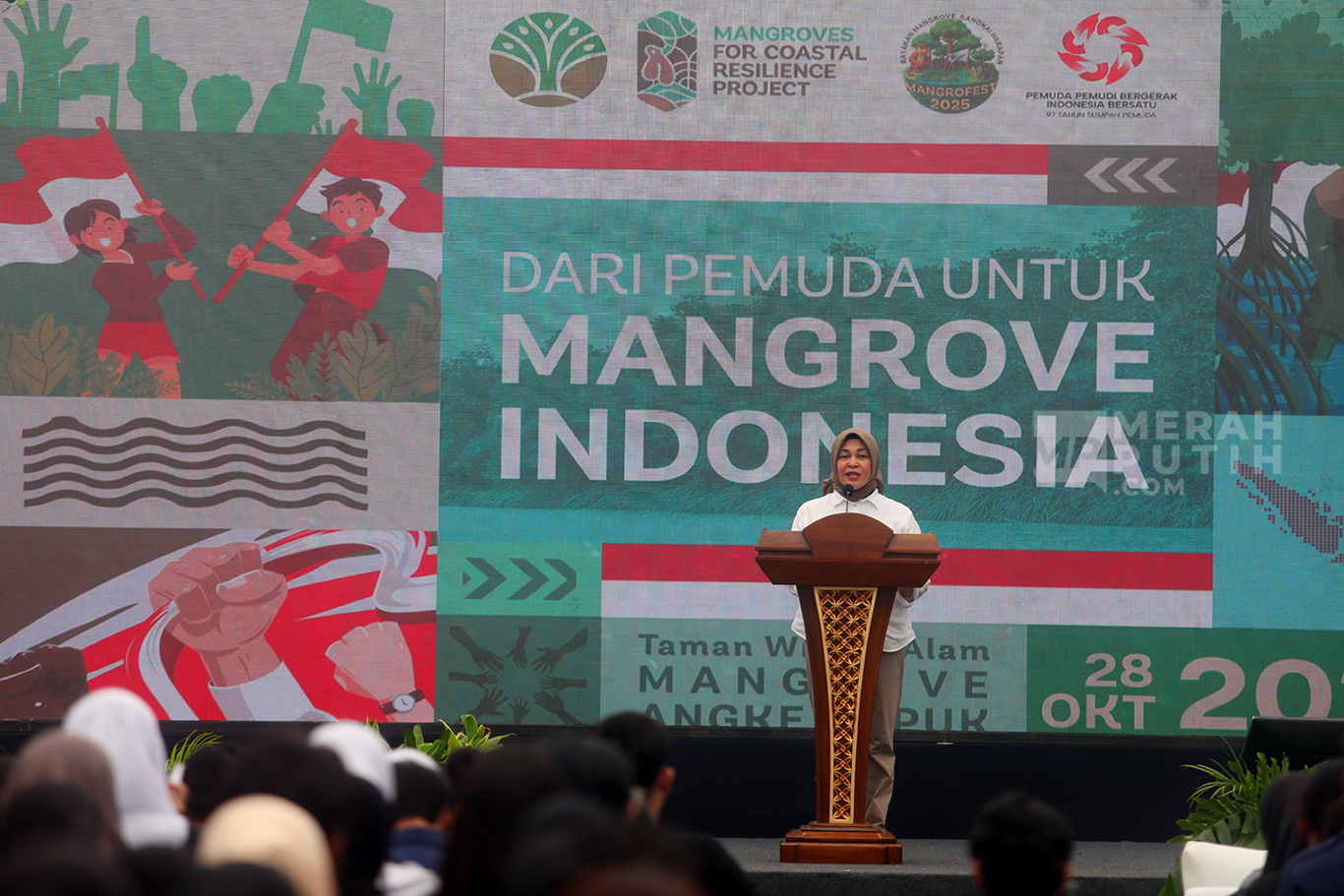 Direktur Jenderal Pengelolaan Daerah Aliran Sungai dan Rehabilitasi Hutan (PDASRH) Kementerian Kehutanan (Kemenhut) Dyah Murtiningsih memberikan sambutan dalam Talkshow dan Workshop Alam: Dari Pemuda untuk Mangrove Indonesia di Taman Wisata Alam Mangrove Angke Kapuk, Jakarta, Selasa (28/10/2025)