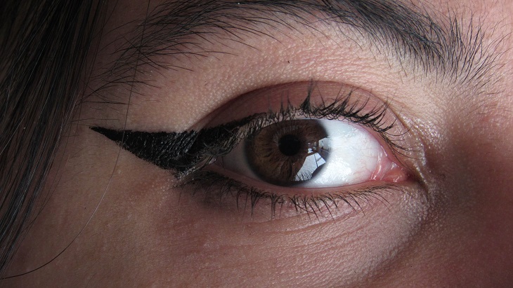 Langkah Mudah Membuat Eyeliner Menggunakan Eyeshadow