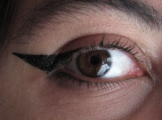 Langkah Mudah Membuat Eyeliner Menggunakan Eyeshadow