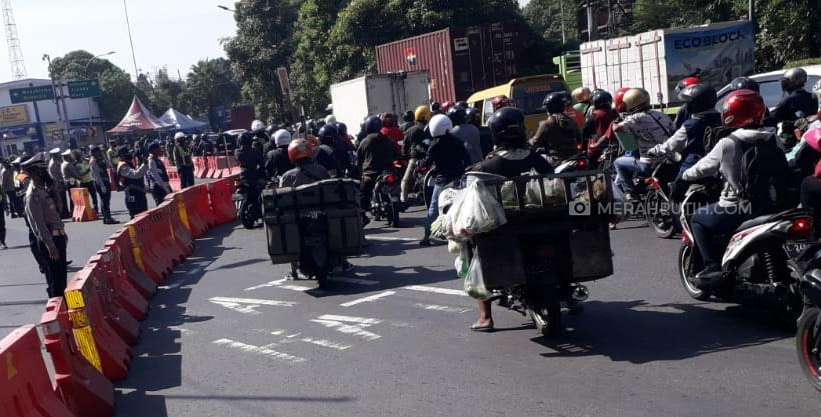 Kerumunan kendaraan bermotor terjebak macet karena peynyekatan di Bundaran Waru sisi Surabaya (MP/Andika)
