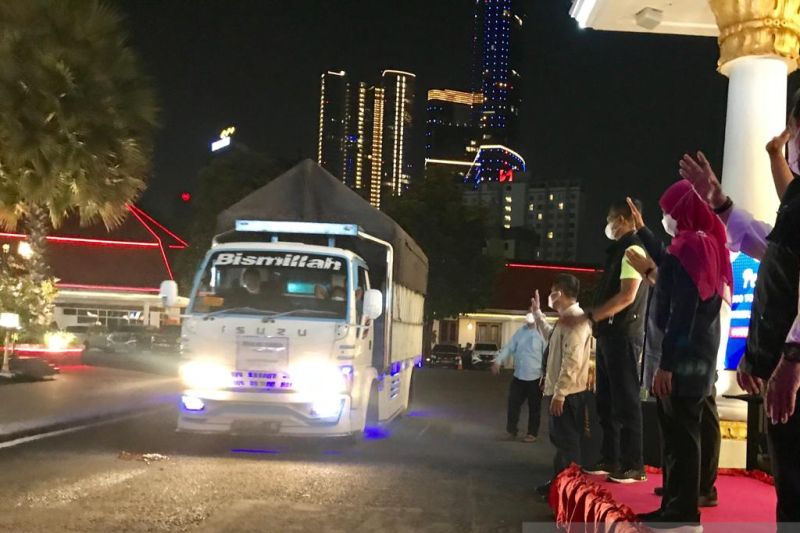 Gubernur Jatim Khofifah Indar Parawansa (kanan) saat memimpin pelepasan minyak goreng yang ditujukan ke beberapa daerah di Gedung Negara Grahadi di Surabaya, Kamis (3/3/2022). ANTARA/Fiqih Arfani.