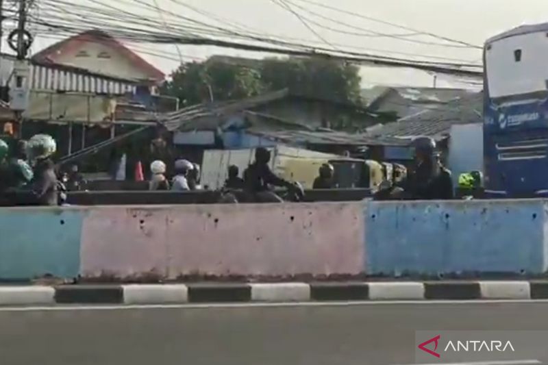 Evakuasi Truk Terbalik di Flyover Pesing Picu Kemacetan