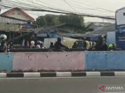 Evakuasi Truk Terbalik di Flyover Pesing Picu Kemacetan
