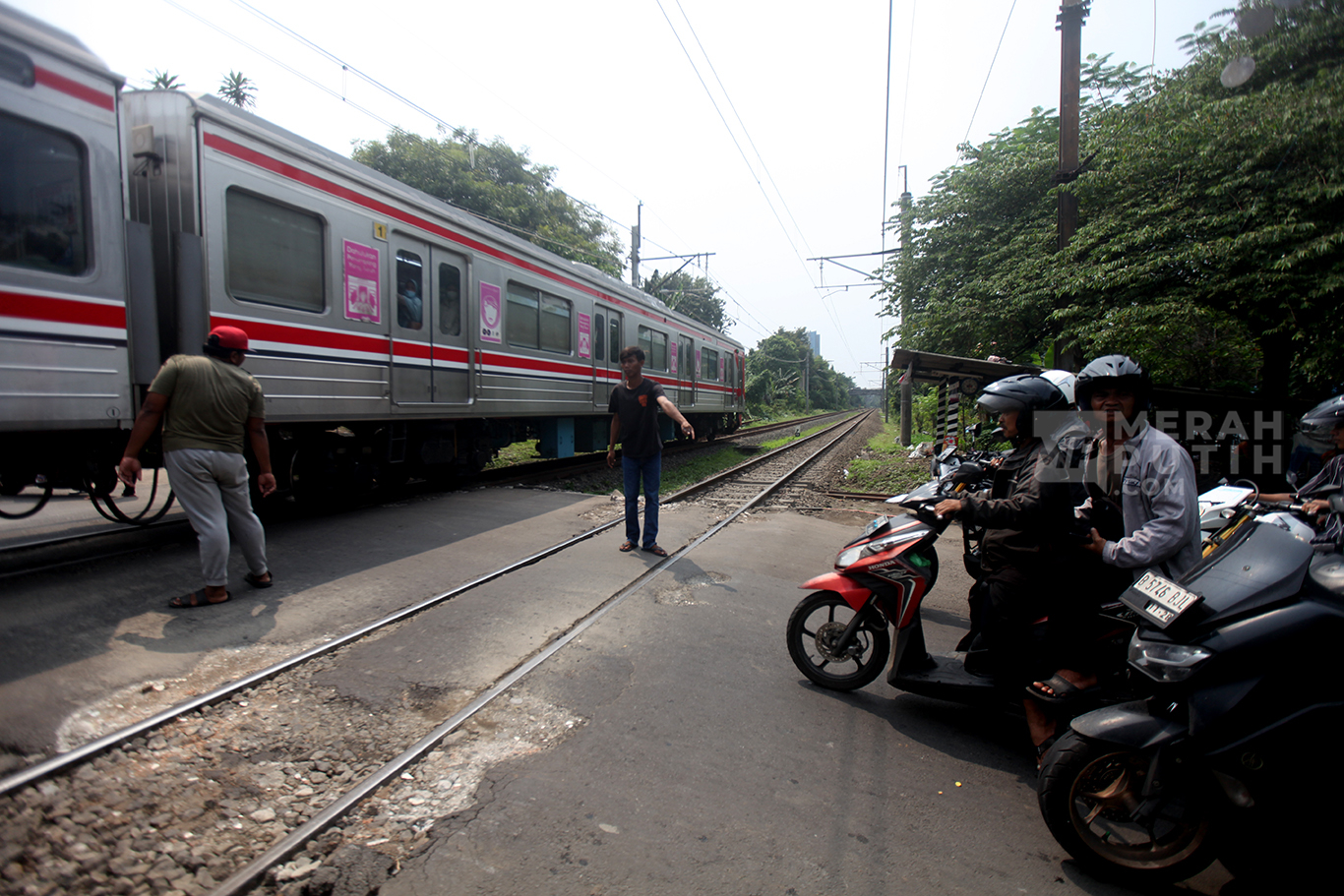 KAI Daop 1 Jakarta Imbau Masyarakat Tingkatkan Kewaspadaan dan Kedisiplinan, Jangan Beraktivitas di Jalur KA