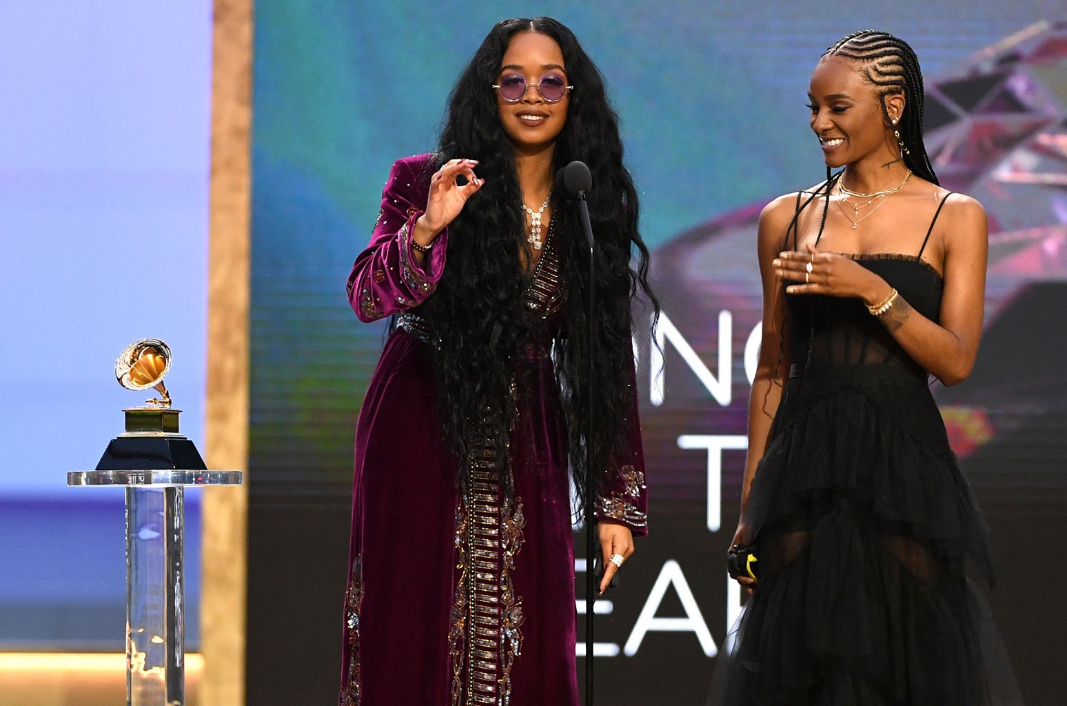 H.E.R. dan Tiara Thomas di Grammys 2021. (Foto Billboard)