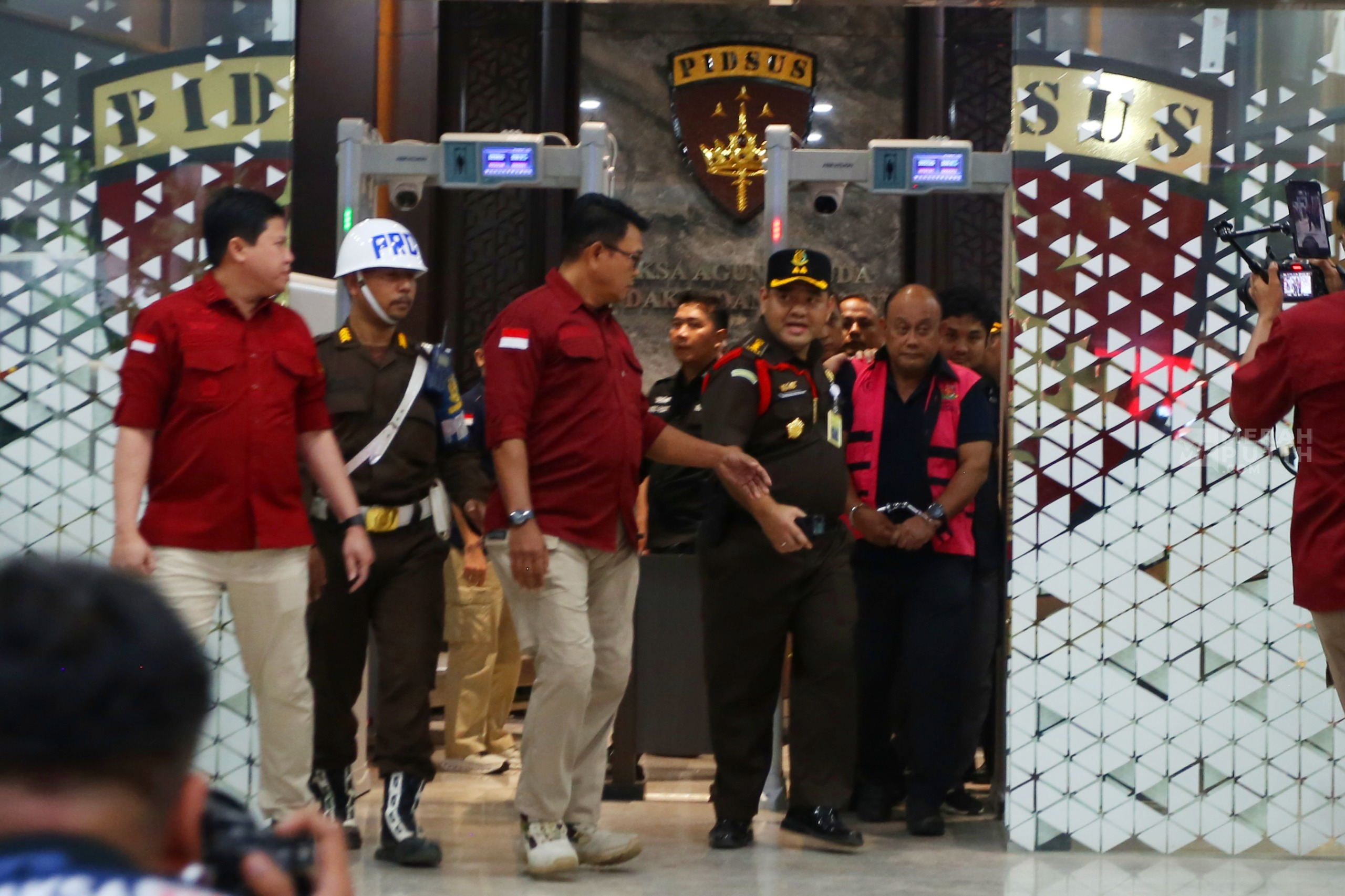 Foto-Foto Eks Bos BGN Diborgol ke Mobil Tahanan, Ada Dadan Hindayana dan Wakilnya