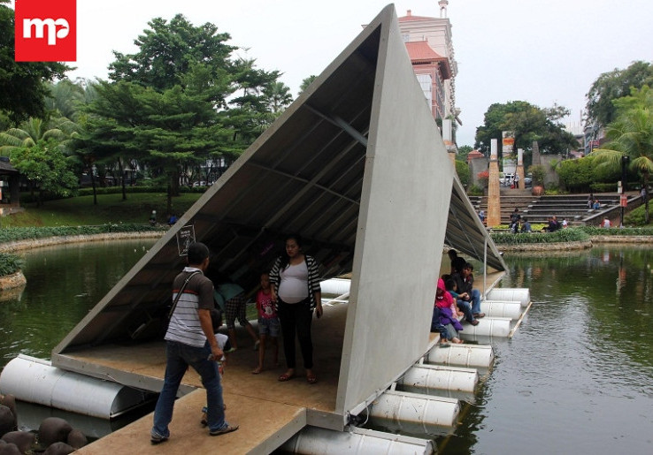 Uniknya Perpustakaan Apung Taman Ayodya