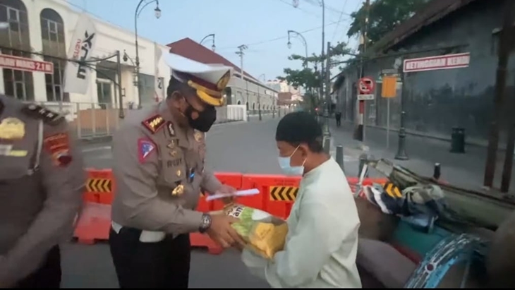 Polda Jateng Gelontorkan 385.000 Ton Beras dan Salurkan Sembako ke Pengayuh Becak 