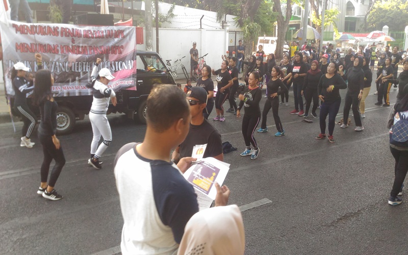Massa pendukung revisi UU KPK berkampanye di CFD Surabaya