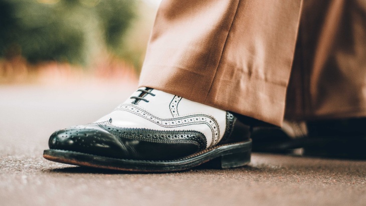 Dari Gaya Boyish Hingga Feminin, Tampil Keren dengan Sepatu Brogues