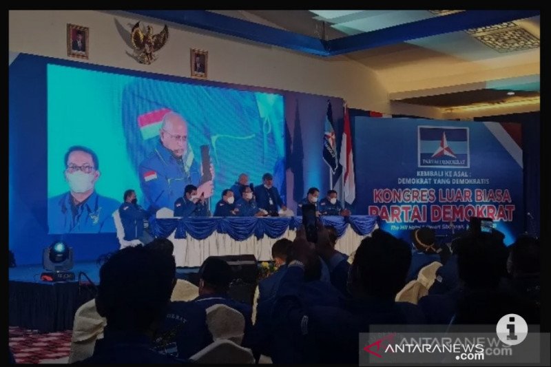 Voting suara pemilihan Moeldoko sebagai Ketua Umum Partai Demokrat dalam Kongres Luar Biasa (KLB) di Hotel The Hill Sibolangit, Kabupaten Deli Serdang, Sumatera Utara, Jumat, (5/3/2021). (ANTARA/Nur Aprilliana Br Sitorus)