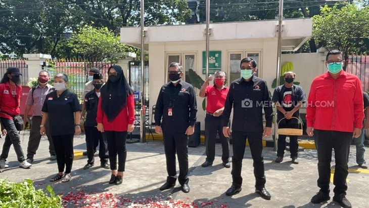   Sekretaris Jenderal DPP PDI Perjuangan (PDIP) Hasto Kristiyanto memimpin jajaran pengurus pusat partai menggelar tabur bunga Tragedi Kudatuli. (Foto: MP/Ponco Sulaksono)