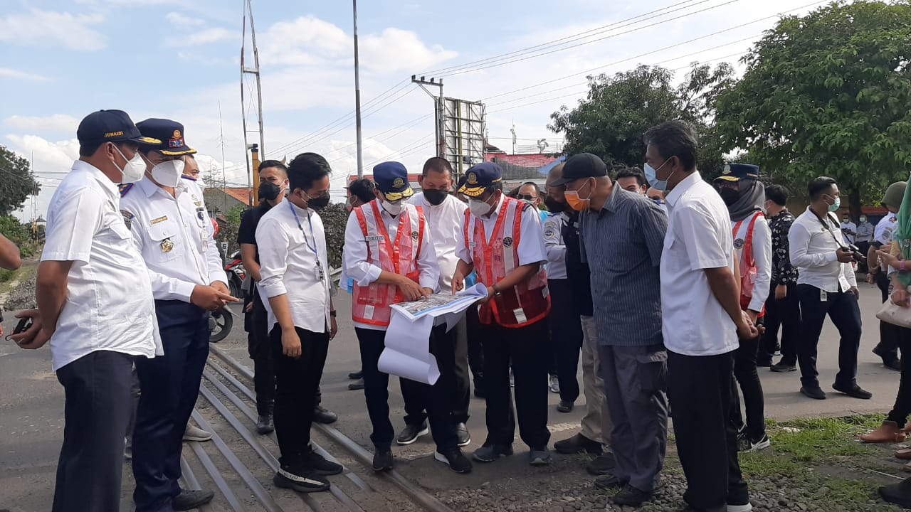 Menhub, Budi Karya Sumadi meninjau proyek pembangunan Pusat Kegiatan Masyarakat (PKM) di Terminal Tipe A Tirtonadi, Solo, Jawa Tengah Minggu (28/2) (MP/Ismail)